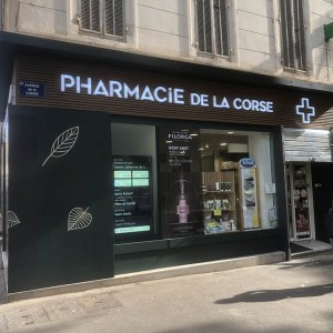 enseigne-et-bardage-bois-pharmacie-de-la-Corse-MArseille.jpg